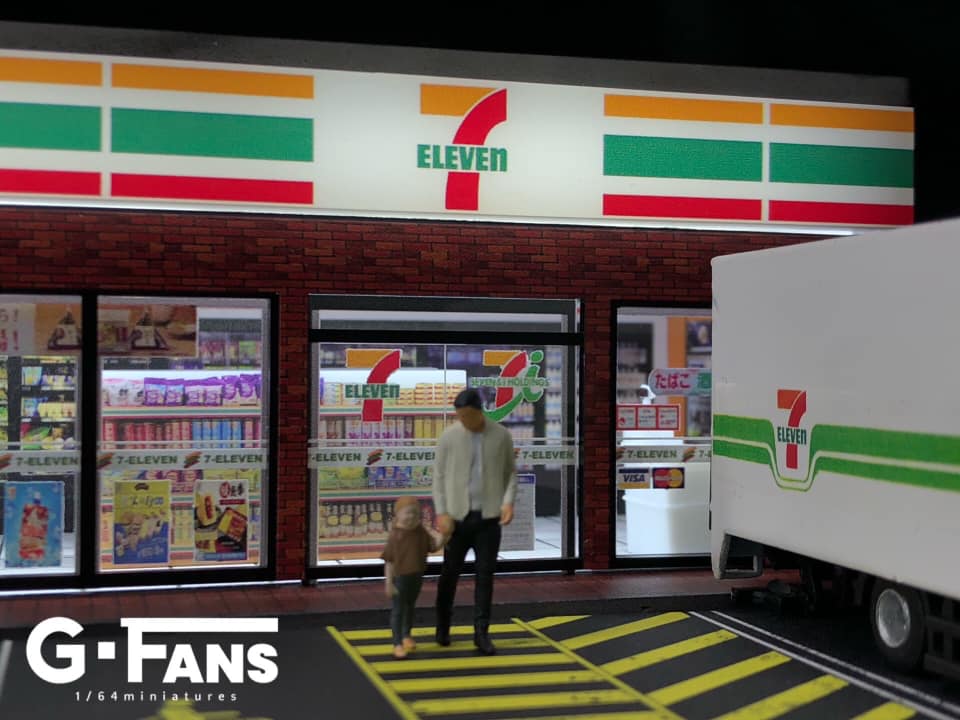 Front view of G-Fans 7-Eleven Diorama 1:64 scale