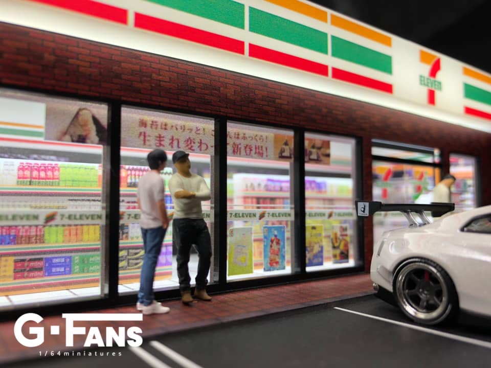 Diorama in use with 1:64 diecast cars (cars and figurines not included)