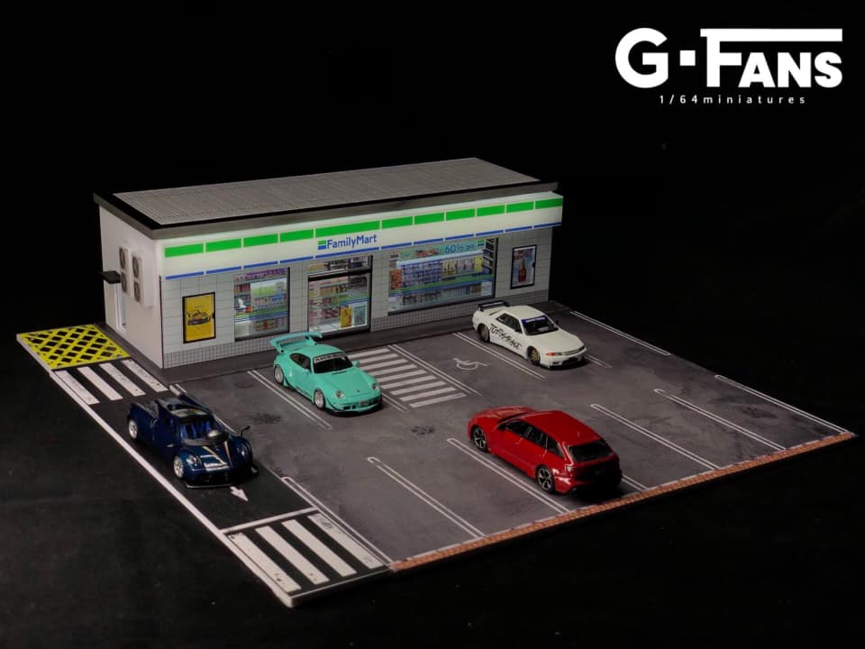 Front view of G-Fans Family Mart diorama in 1:64 scale with storefront and parking with cars
