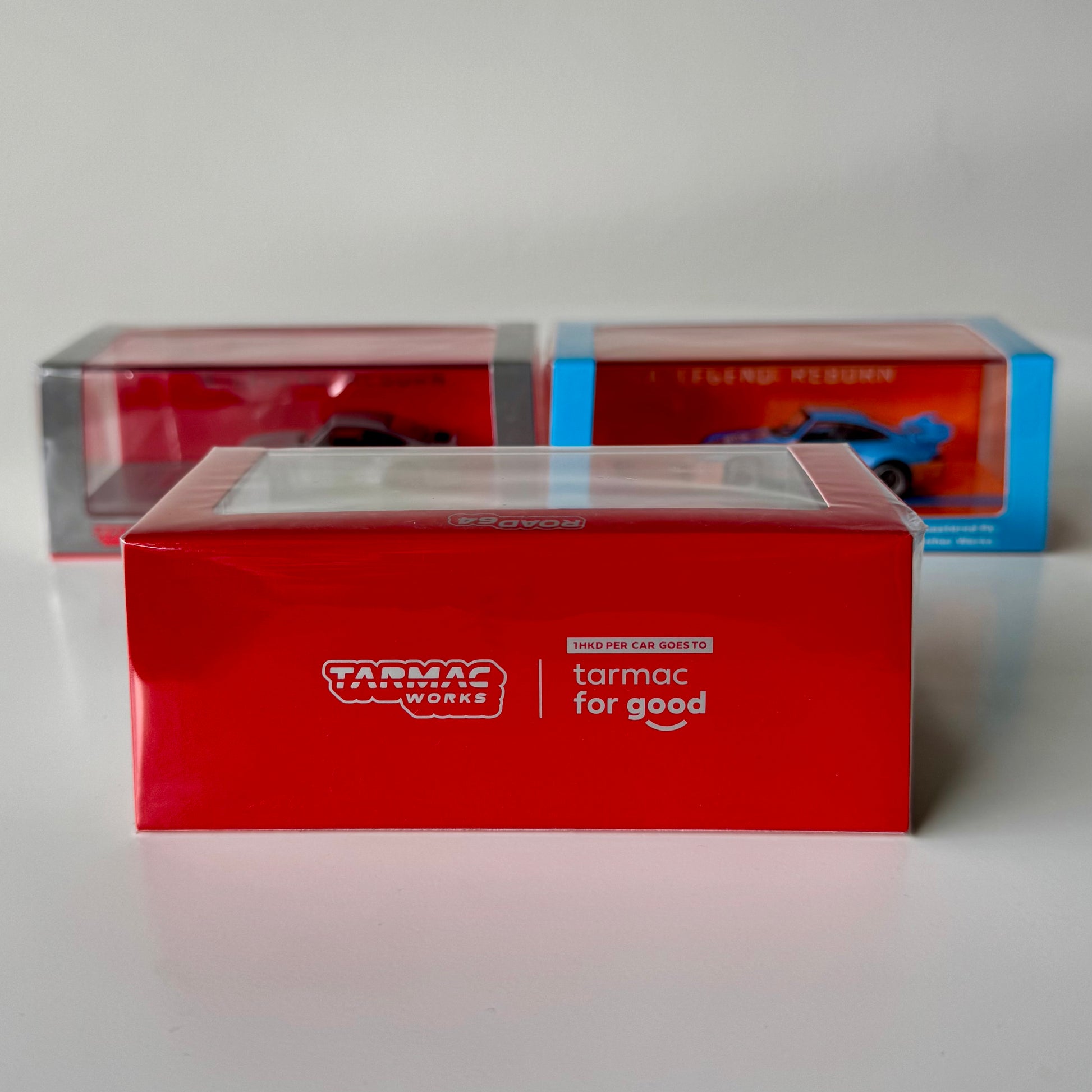 Porsche 993 Remastered by Gunther Werks Red 1:64 diecast model in box – angled view