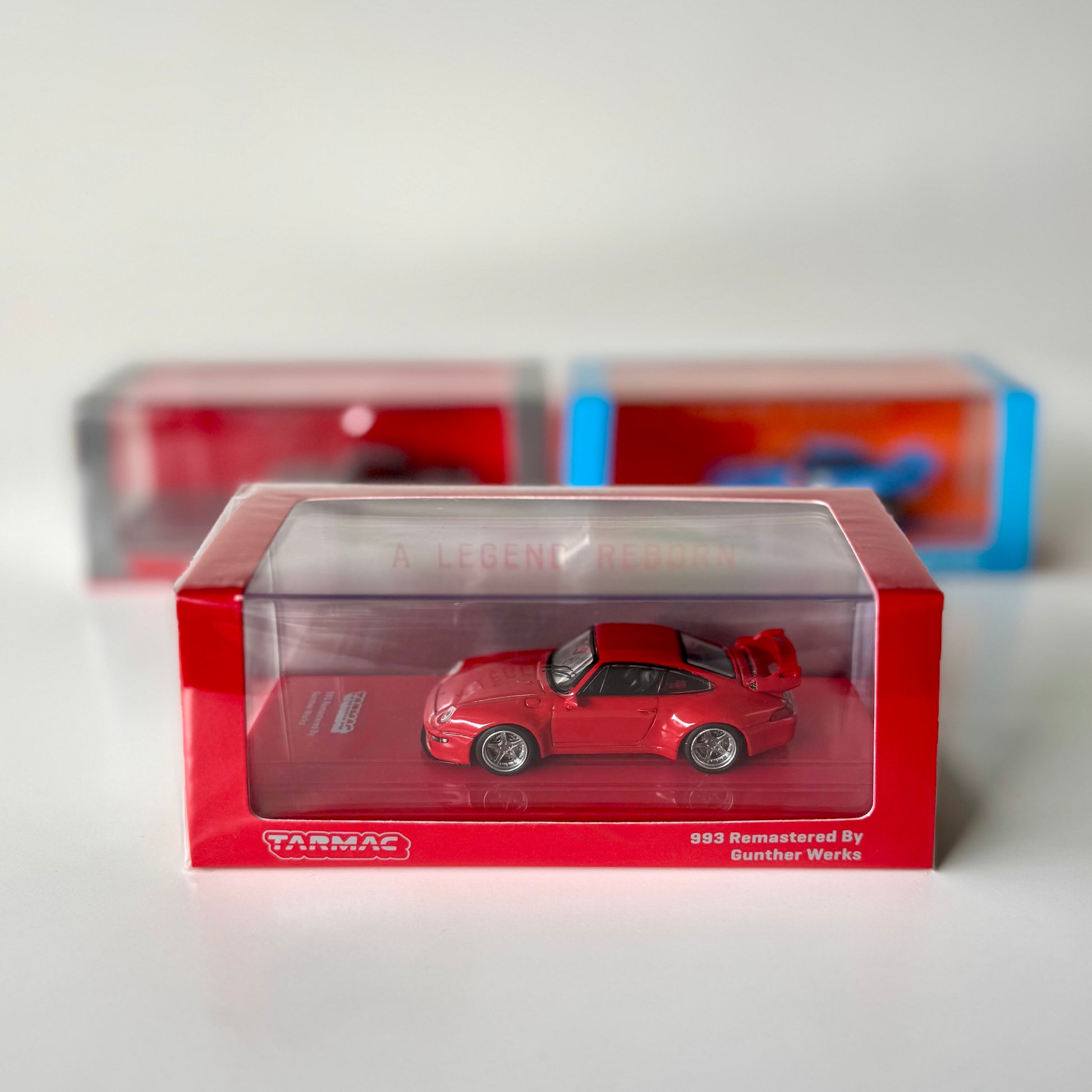 Porsche 993 Remastered by Gunther Werks Red 1:64 in acrylic box – front view