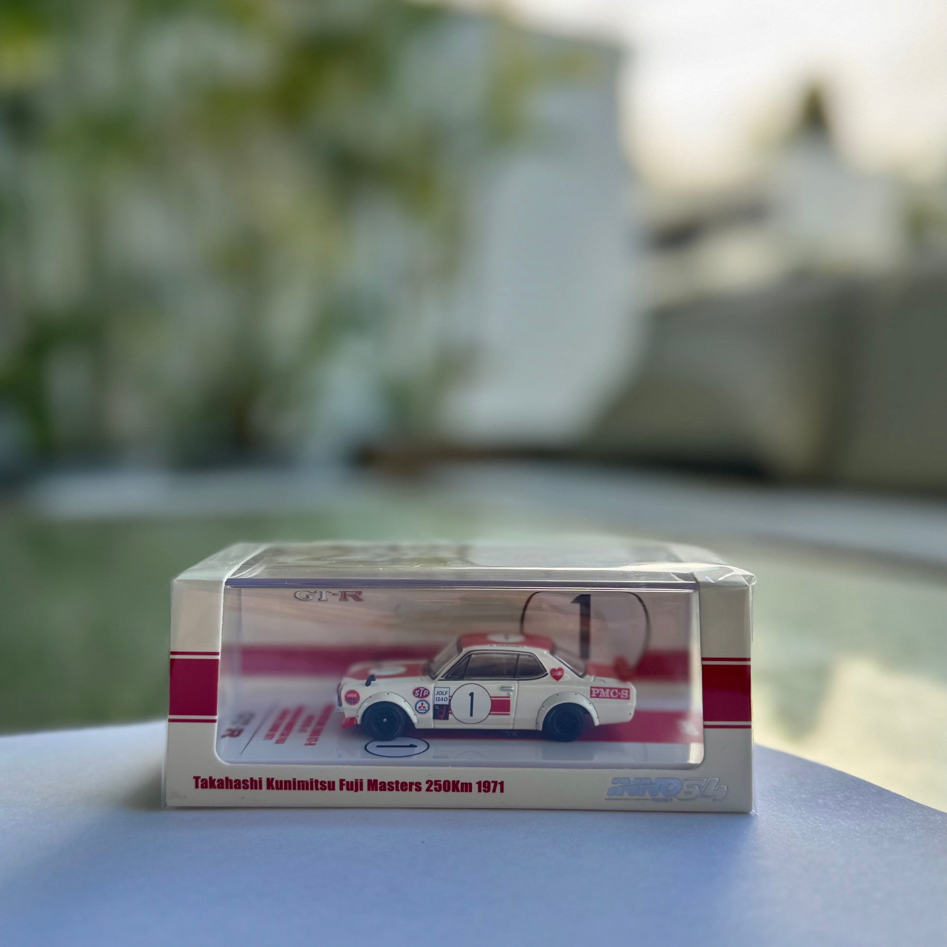 Front view of INNO64 Nissan Skyline GT-R KPGC10 #1 – Fuji Masters 1971 diecast model panorama