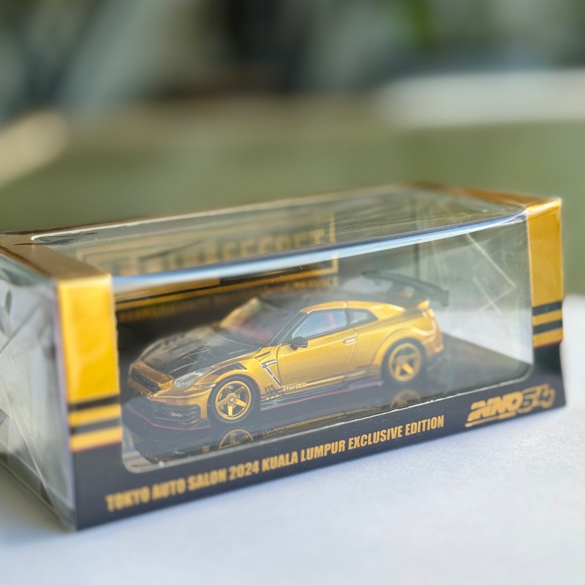 Side and front profile of Nissan GT-R R35 Top Secret Gold diecast by INNO64