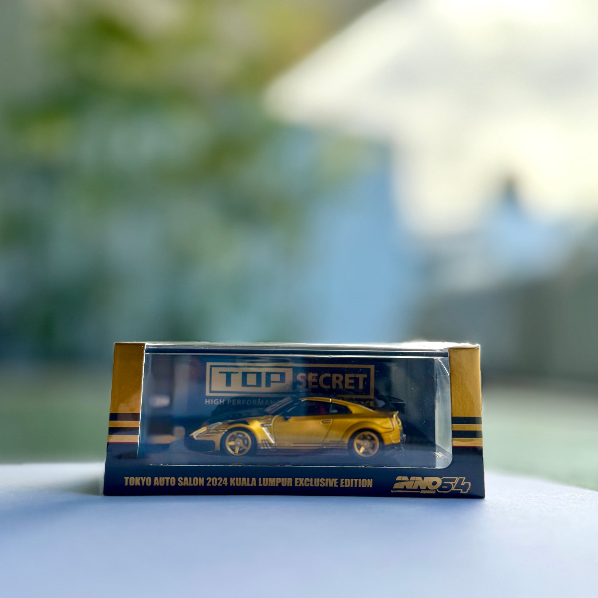 Side panorama profile of Nissan GT-R R35 Top Secret Gold diecast by INNO64