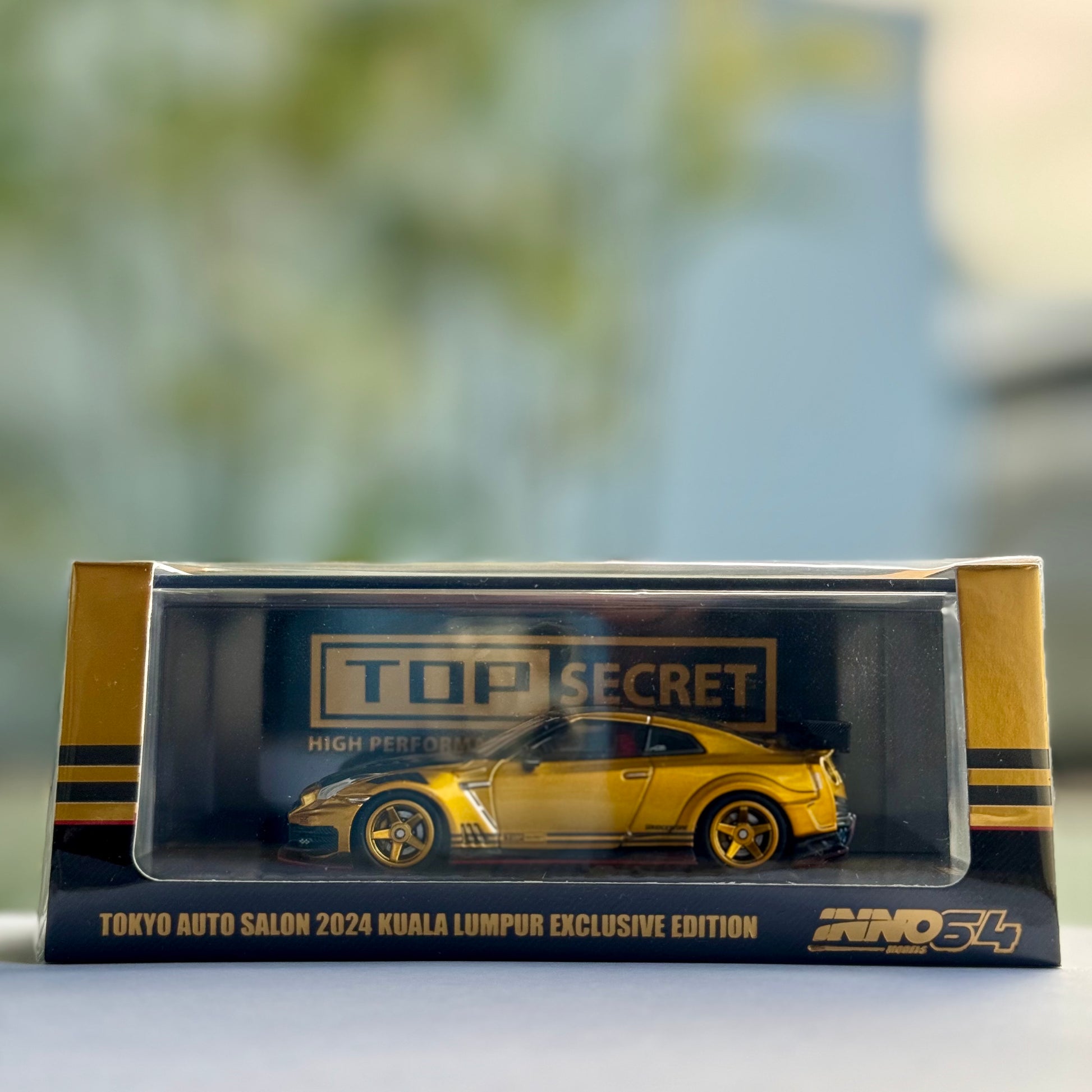 Side panorama profile of Nissan GT-R R35 Top Secret Gold diecast by INNO64