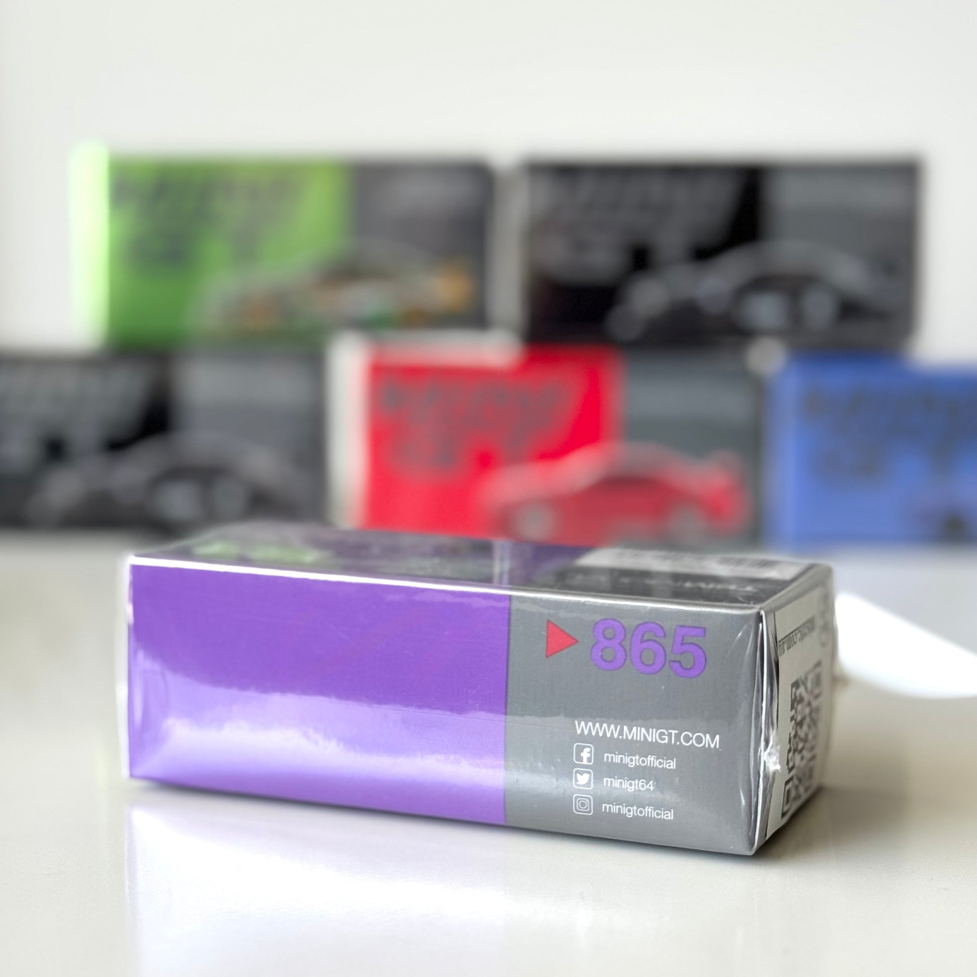 Side view of Mini GT box for Lamborghini Countach LPI 800-4 Viola 30th