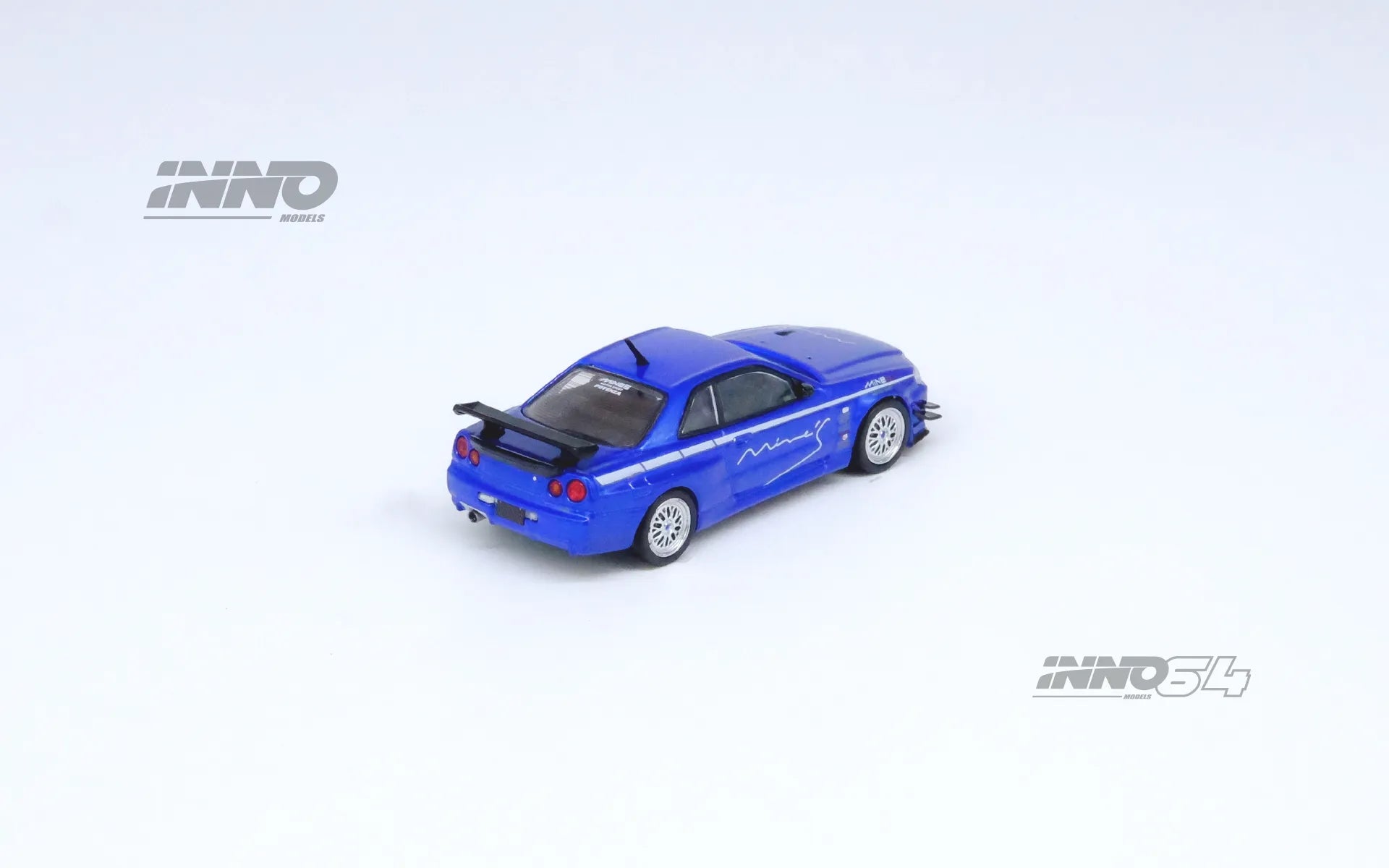 Side profile of Nissan GT-R R34 V-Spec Mine’s Blue diecast model by INNO64