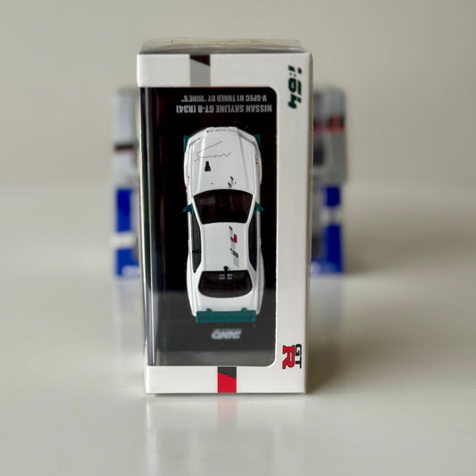 Top view of boxed Nissan GT-R R34 V-Spec N1 Mine’s White 1:64 model