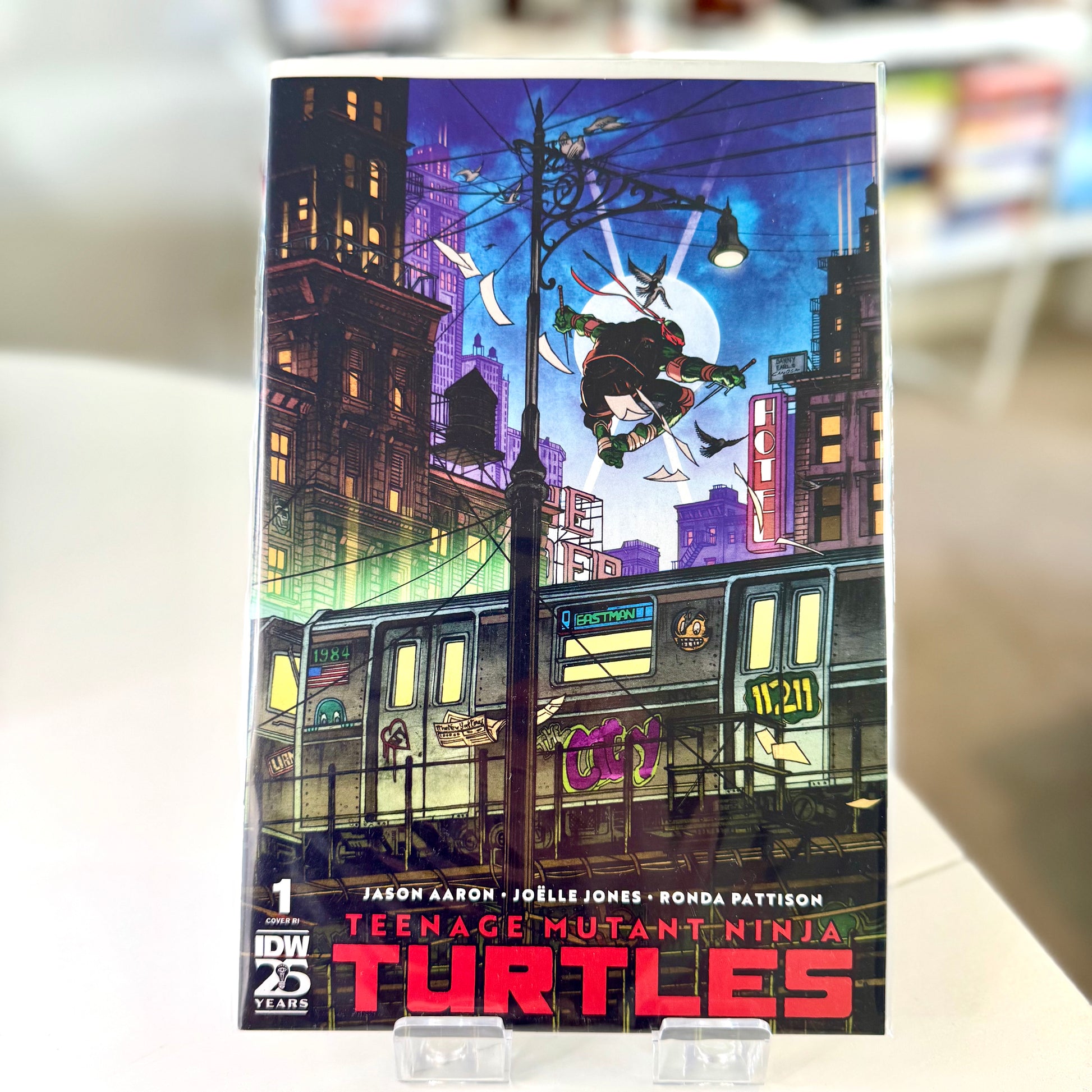 Raphael cover – Teenage Mutant Ninja Turtles #1 Danny Earls 1:25 connecting variant