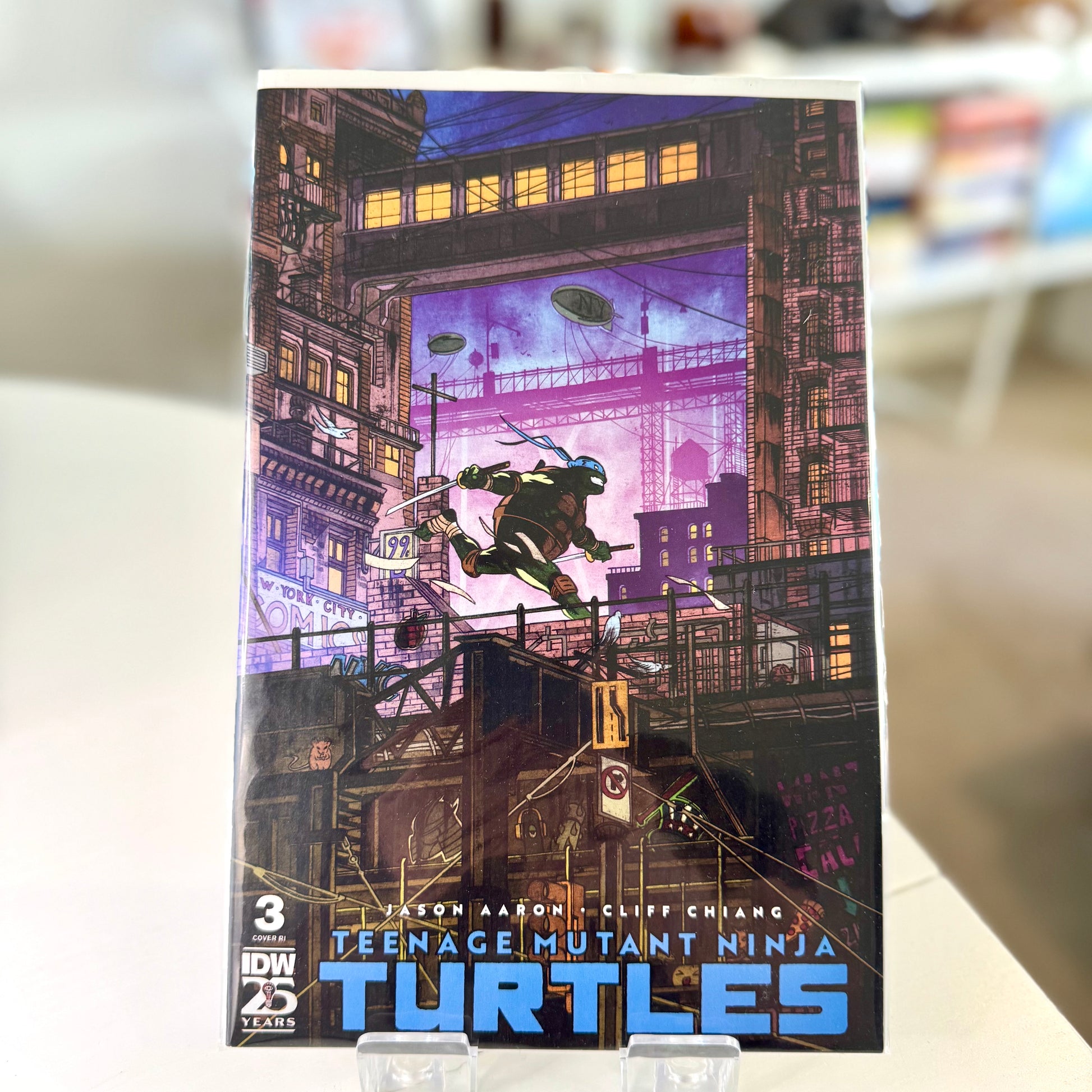 Leonardo cover – Teenage Mutant Ninja Turtles #3 Danny Earls 1:25 connecting variant