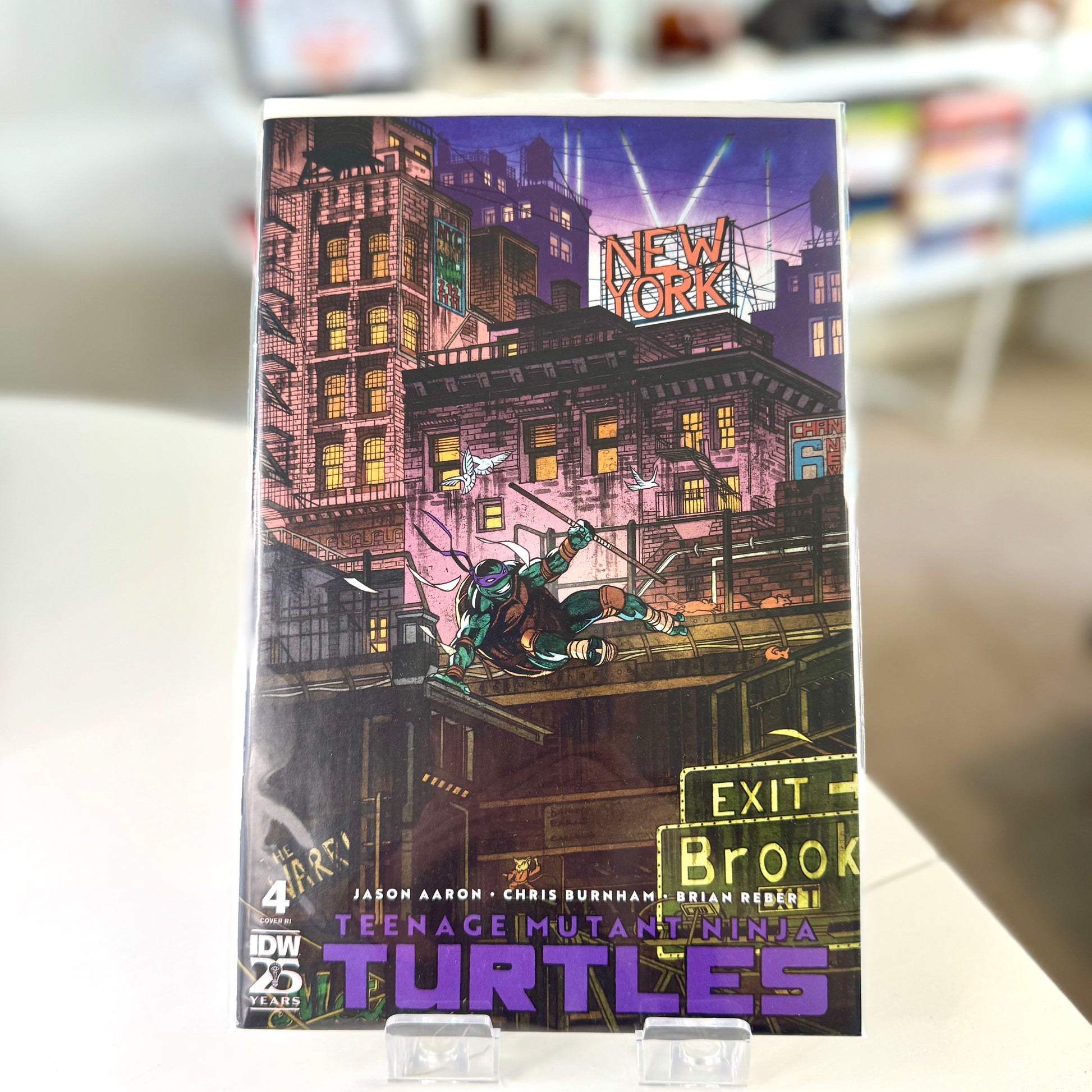 Donatello cover – Teenage Mutant Ninja Turtles #4 Danny Earls 1:25 connecting variant