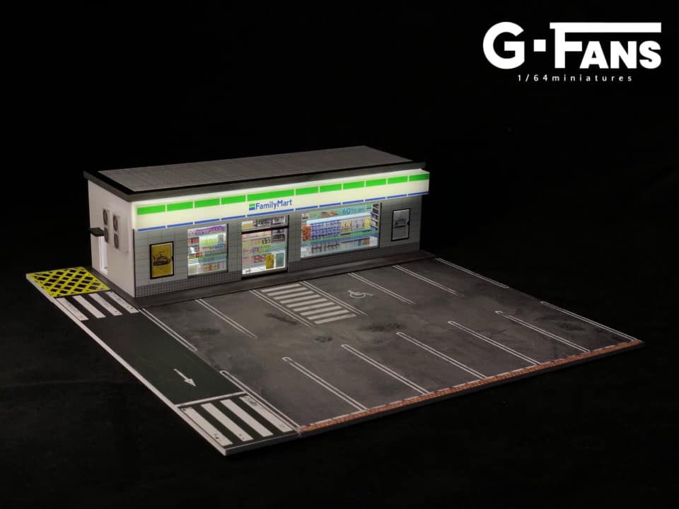 Front view of G-Fans Family Mart diorama in 1:64 scale with storefront and parking