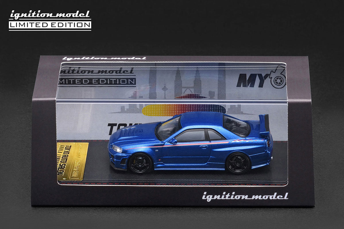 Angled boxed shot of IG3838 1:64 Nissan Skyline GT-R R34 V-Spec II resin model.
