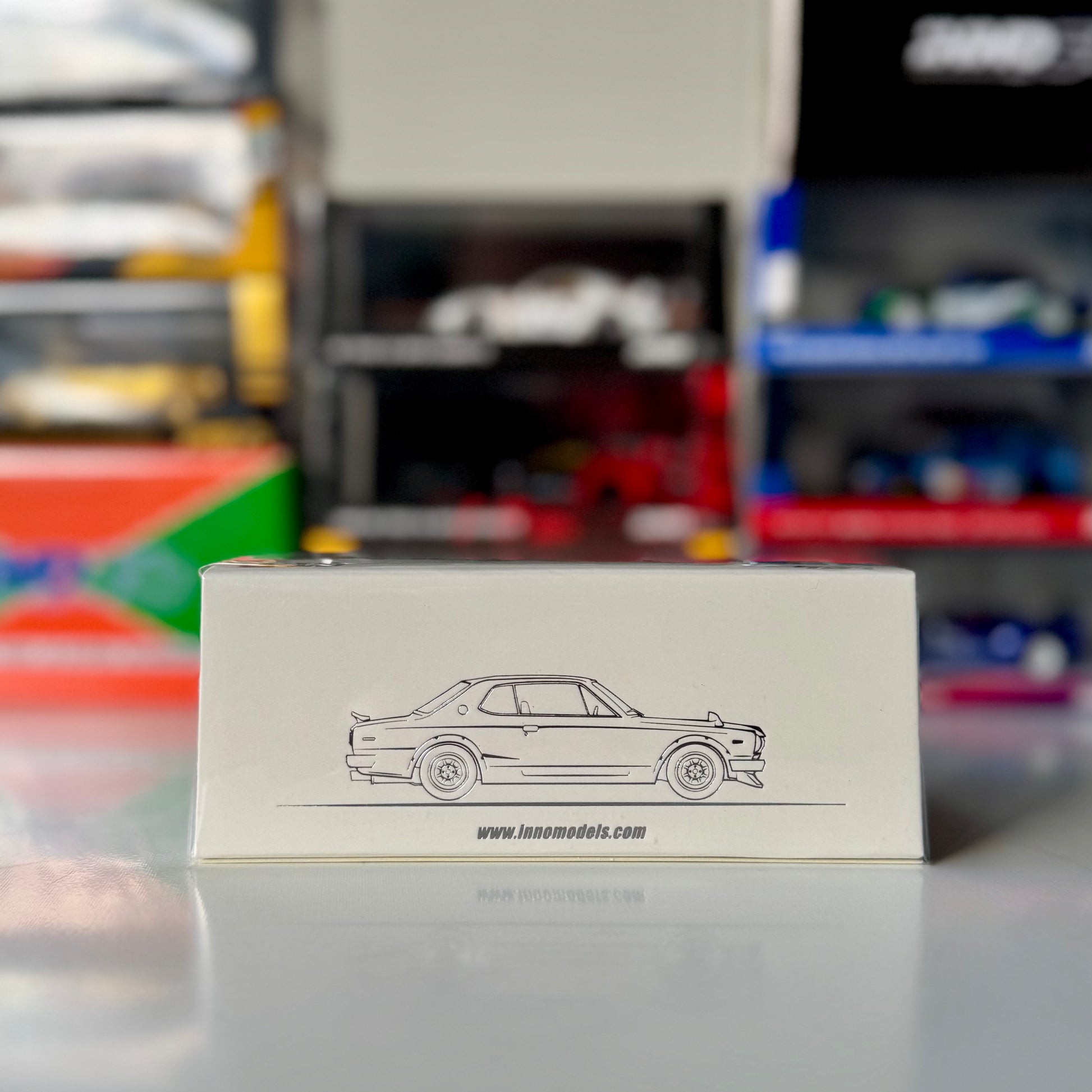 Side profile of INNO64 Skyline GT-R KPGC10 #1 driven by Takahashi Kunimitsu in 1971