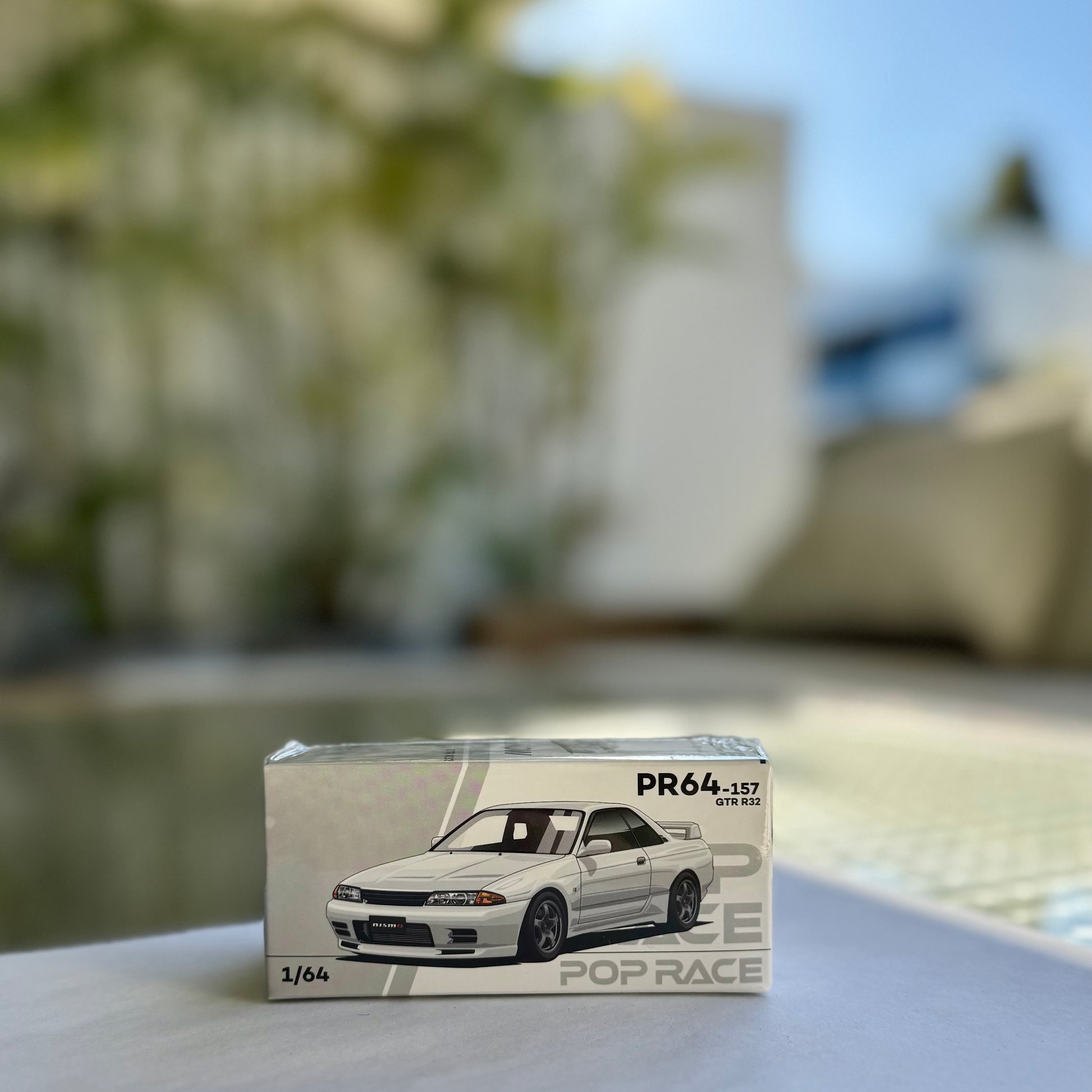 Nissan Skyline GT-R R32 Crystal White front view diecast panorama