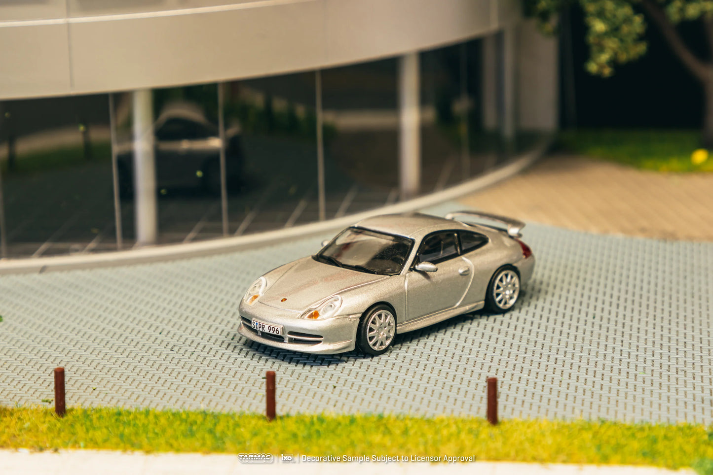Porsche 911 GT3 996 Silver diecast night city diorama display