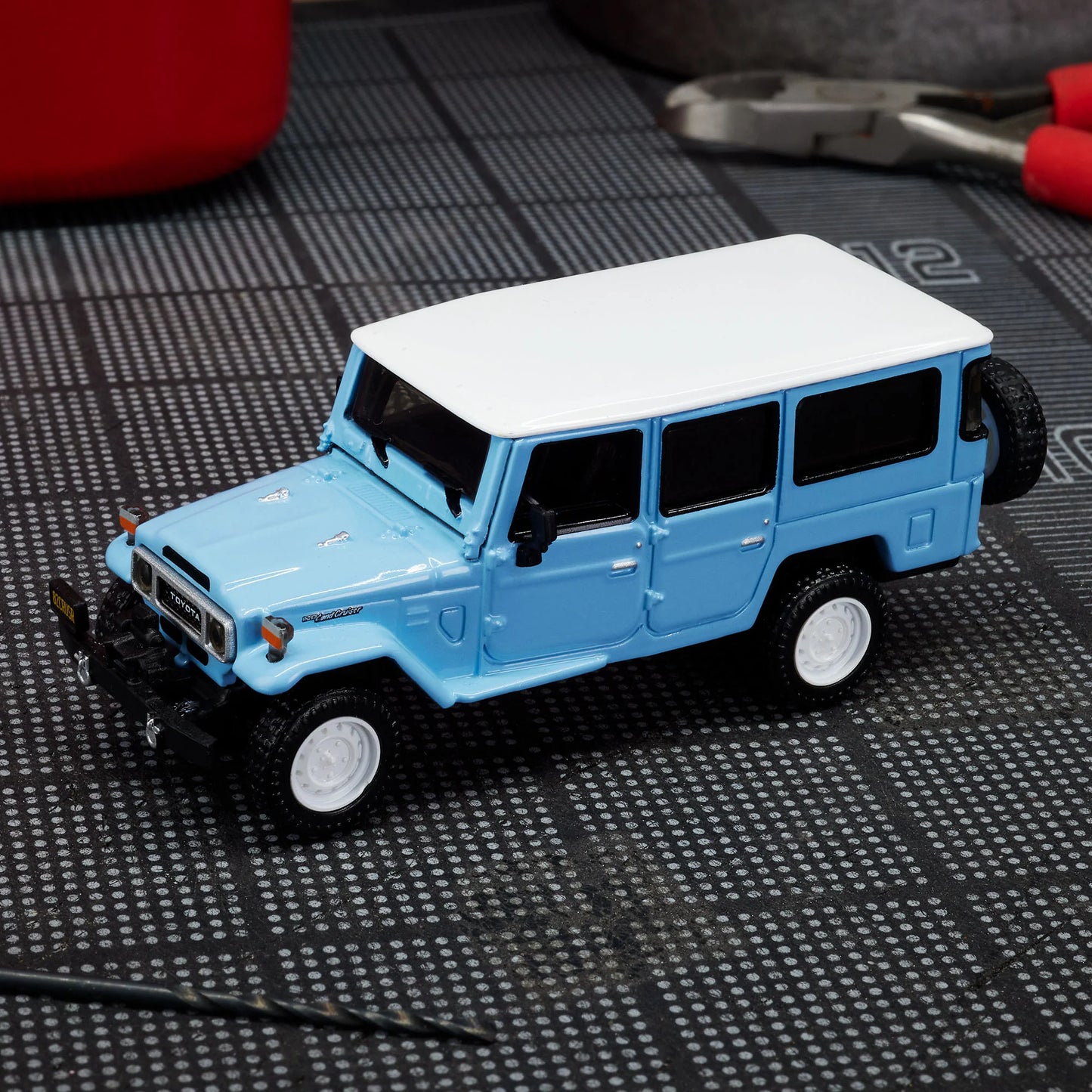Side profile of 1:64 Hot Wheels Land Cruiser FJ45 diecast