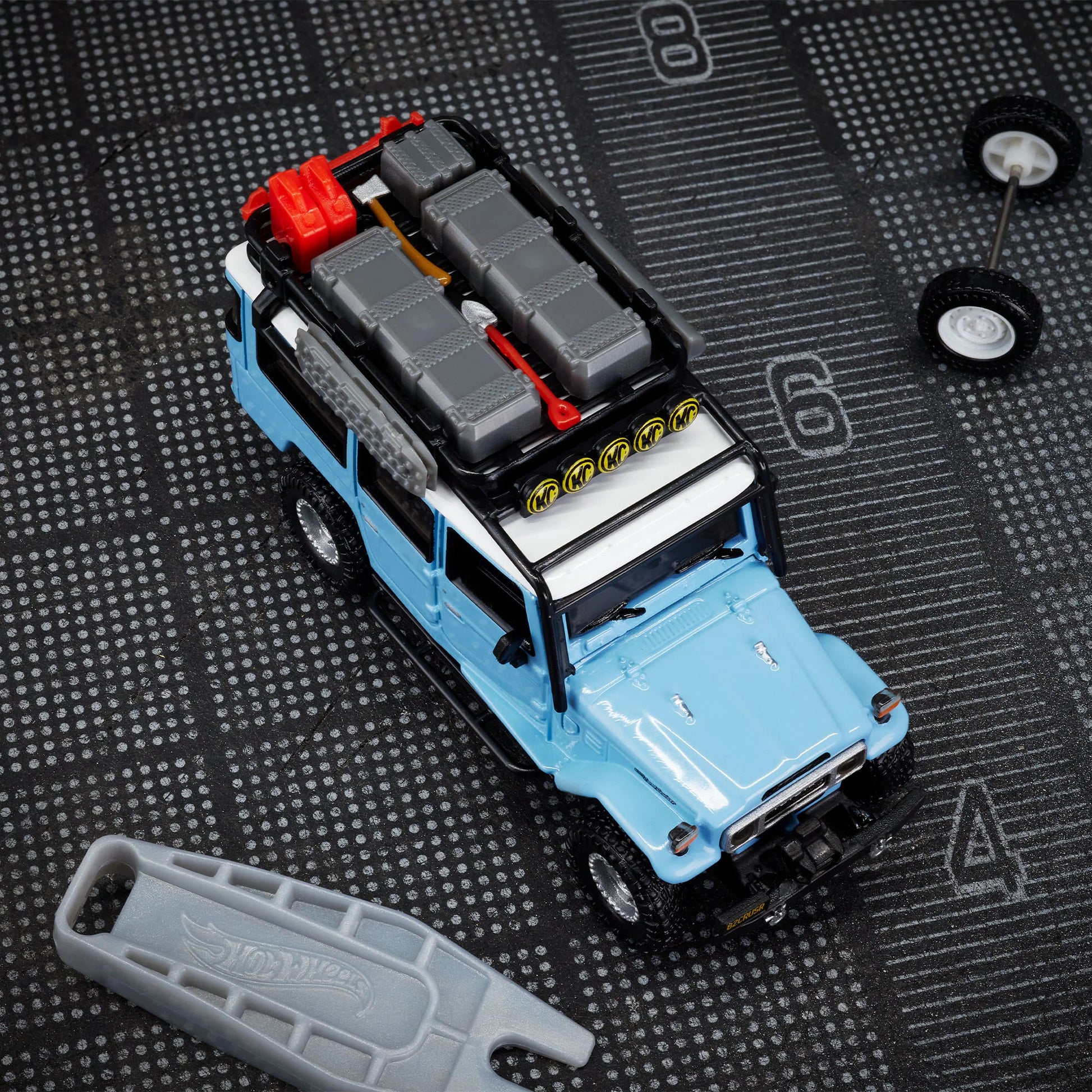 Top-down view of accessories and setup on Hot Wheels FJ45 Troopy